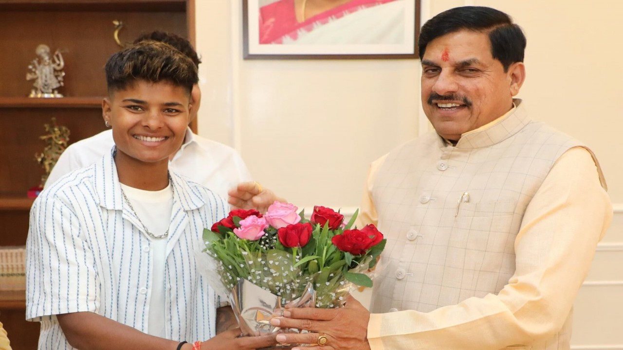 छतरपुर की बेटी क्रांति गौर का सम्मान: विश्व कप विजेता खिलाड़ी ने भोपाल में की शिष्टाचार भेंट