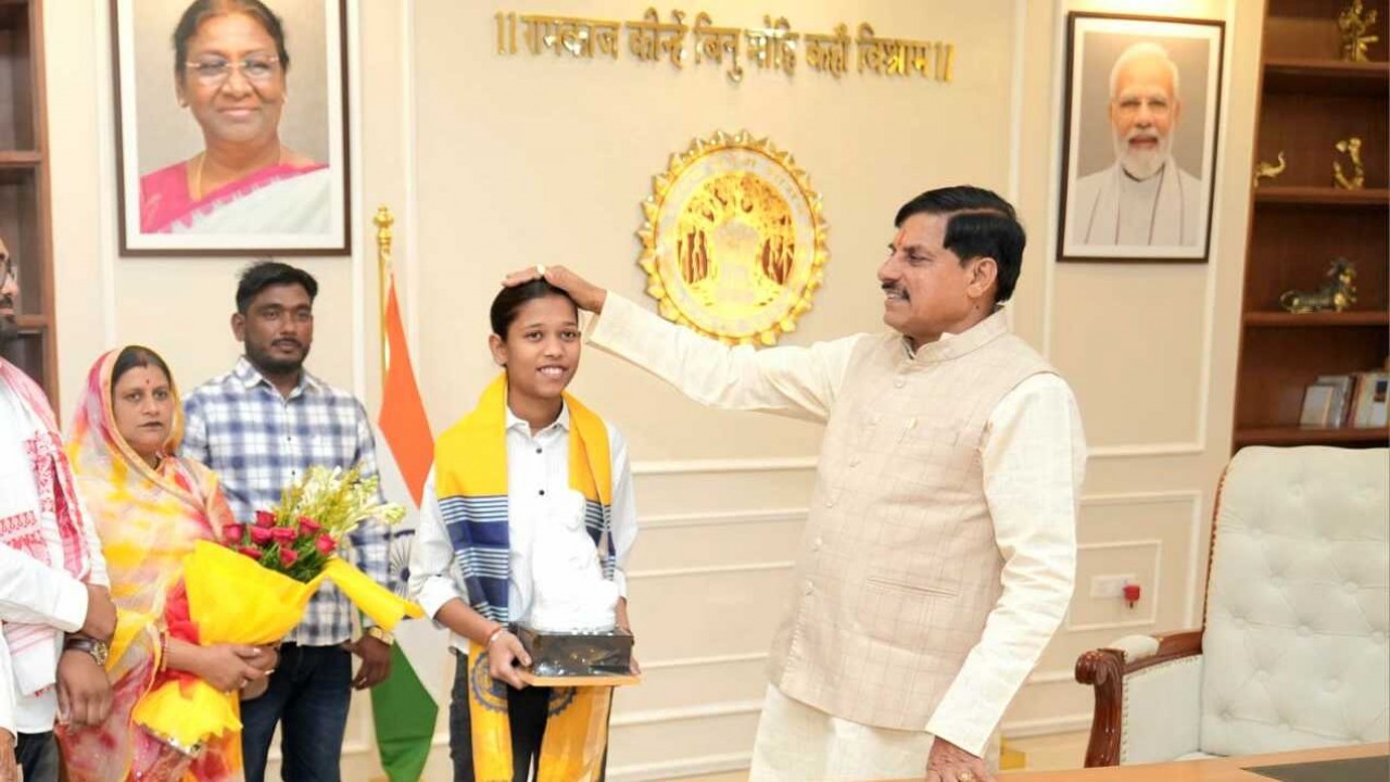 प्रदेश टॉपर प्रतिभा सोलंकी को सम्मान, बेटियों की सफलता पर गर्व