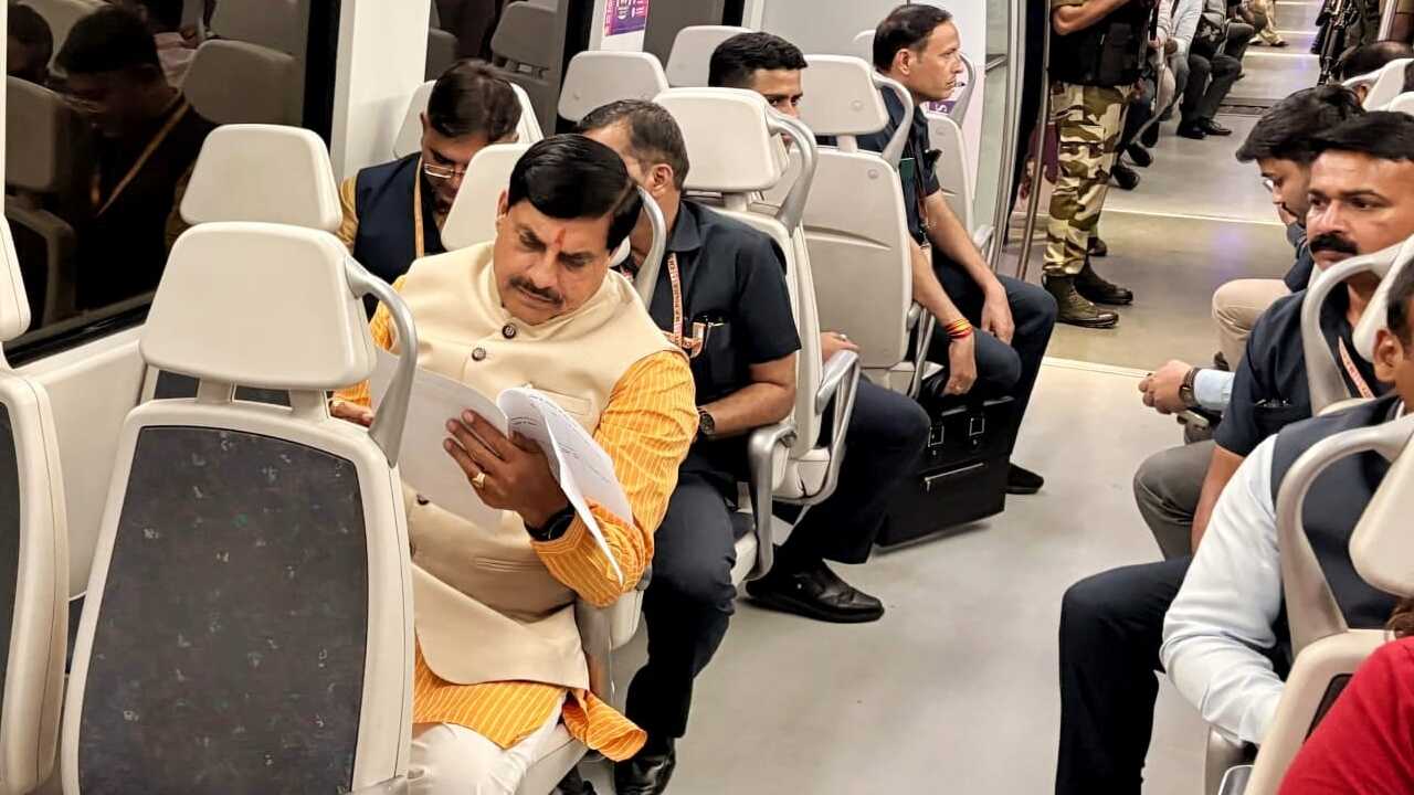 नई दिल्ली मेट्रो में आमजन संग यात्रा, पब्लिक ट्रांसपोर्ट अपनाने का आग्रह
