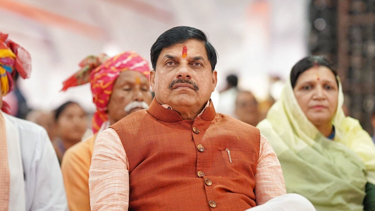 यदि औपचारिक रूप से लिखना हो, तो माननीय प्रधानमंत्री श्री नरेंद्र मोदी जी भी लिखा जा सकता है।