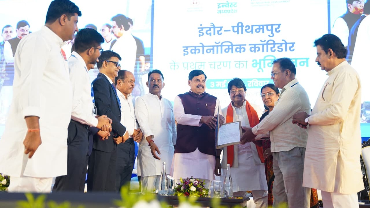 इंदौर-पीथमपुर इकोनॉमिक कॉरिडोर से प्रदेश की अर्थव्यवस्था को मिलेगी नई ऊर्जा। यह कॉरिडोर इंदौर को सेंट्रल ग्रोथ हब बनाएगा...